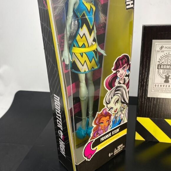 MONSTER HIGH® “FRANKIE STEIN®” Skullette™Series NEW-in-BOX - Picture 3 of 9